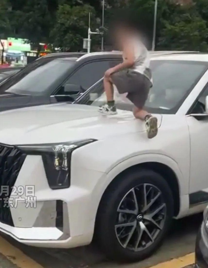 广州男孩在保时捷引擎盖上“跑酷”，网友：小家伙真会挑、专跳贵的