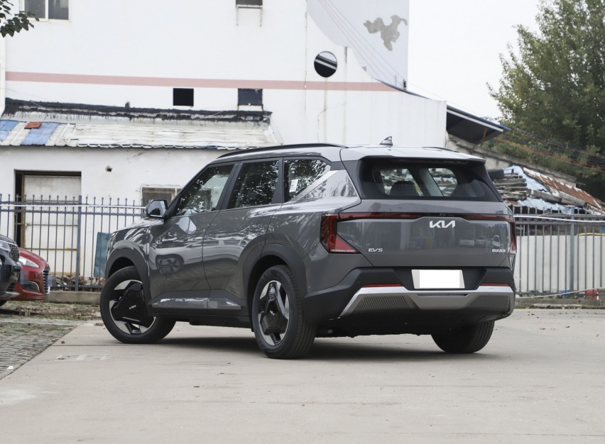 起亚首款纯电SUV！14.98万起外观很炫酷，标配四轮独悬，续航出众