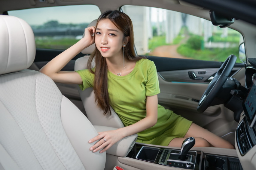 就像满分男朋友？美女体验全新比亚迪宋MAX DM