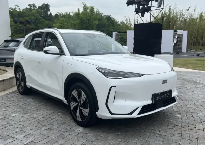 还看比亚迪？吉利银河E5开启预售，12.3万起，比元Plus大还便宜！