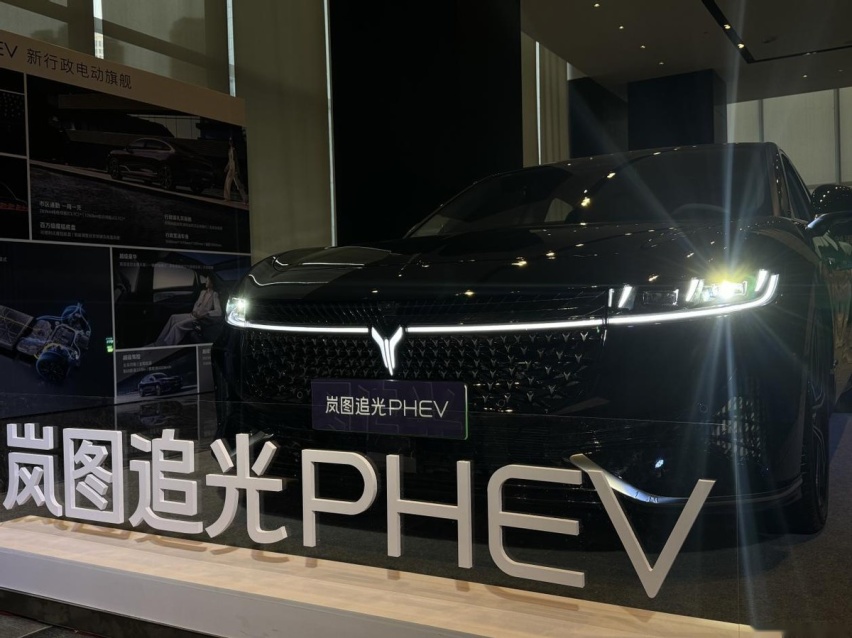 解读岚图追光PHEV：纯电续航262千米，内饰豪华空间大，宜商宜家