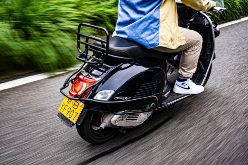 一台Vespa，加100块钱油，获得女神同款快乐。
