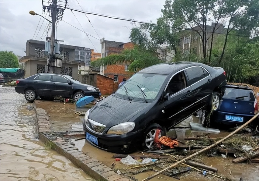暴雨车被冲走 你知道怎么报险和理赔吗？知道赔多少吗？