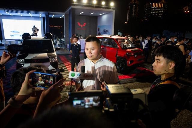 五菱宏光MINI EV亮相郑州，年轻人又多了一个新选择