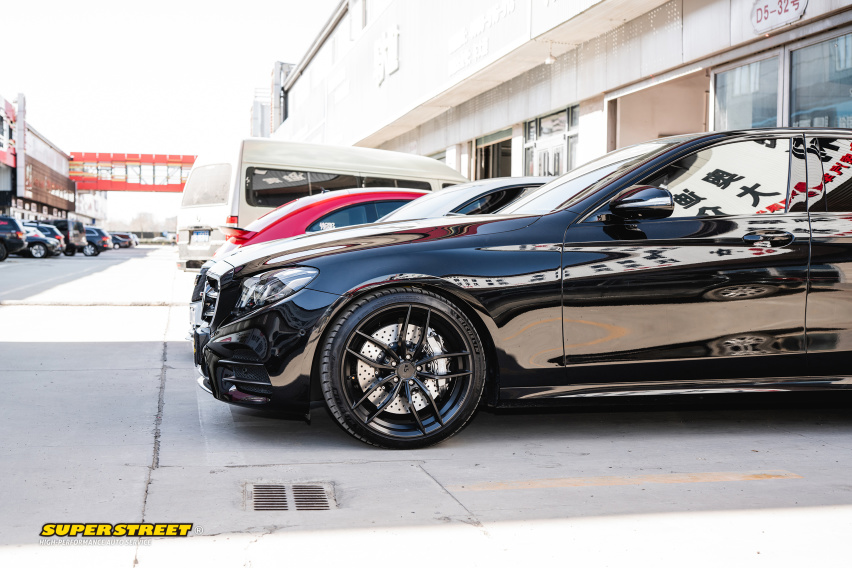 奔驰E级更换Brembo HP2000刹车片CZV打孔刹车盘