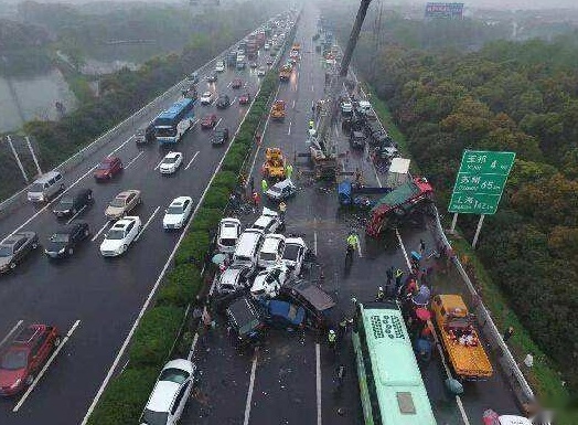 雨天高速路上被罚款200元扣3分的司机行为 你也一定有过