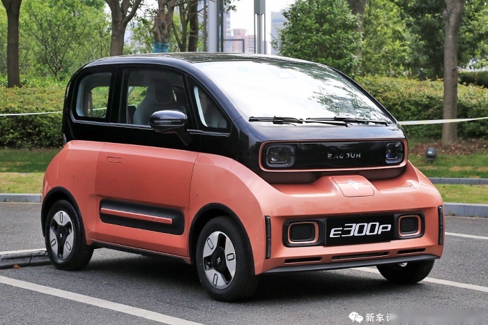 新宝骏E300实拍体验：科幻的外观，厉害的牌子，你买吗？