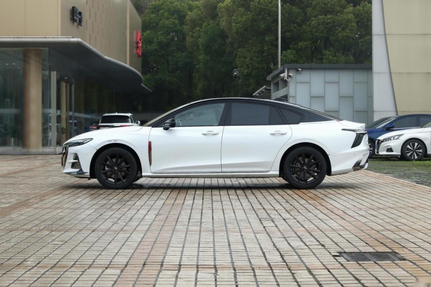 红旗首款轿跑，标配2.0T+8AT，不到20万跑出了奥迪A7的步伐