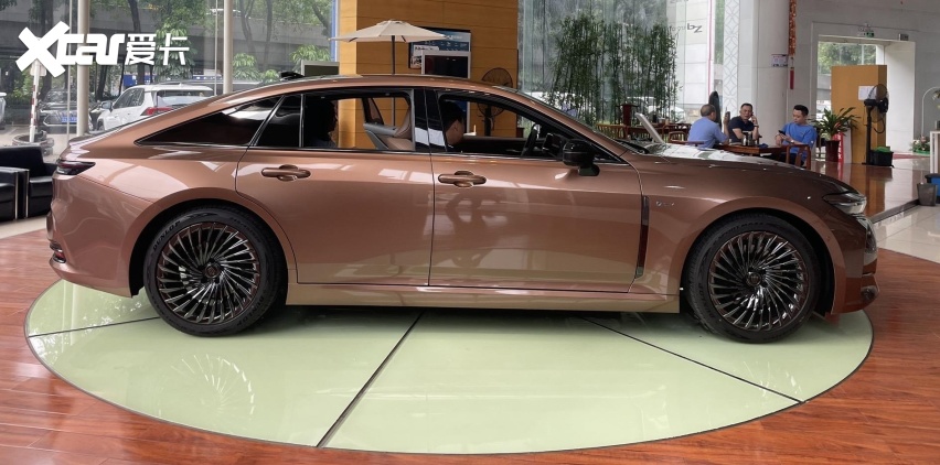 丰田皇冠sedan实车到店,长超5米 电吸门,配纵置后驱 自适应悬架