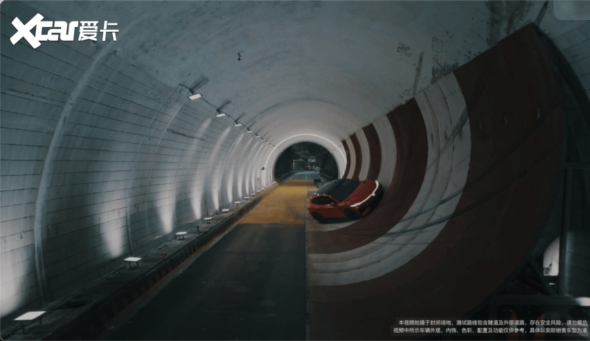 30万级量产车超越300万超跑，完成360°隧道大回环挑战