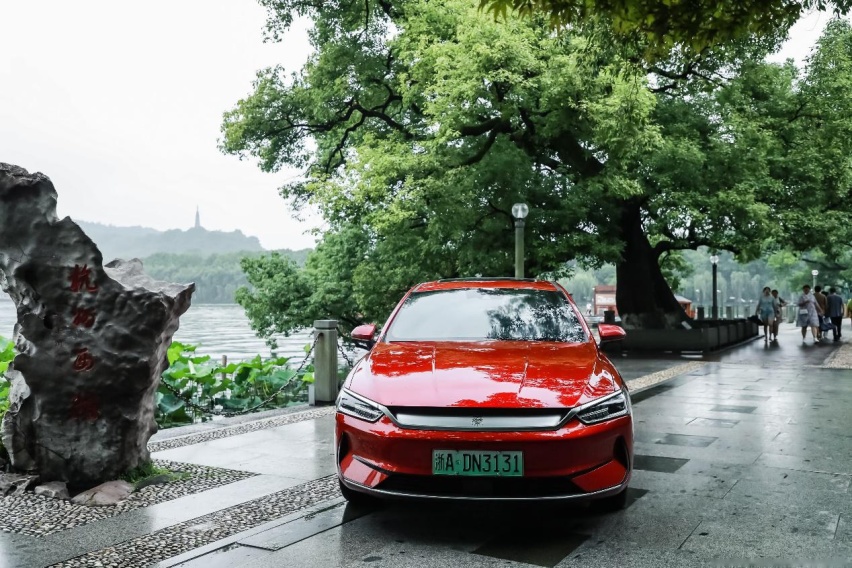 龙颜轿跑佩刀上阵超长续航，秦PLUS EV亮相杭州