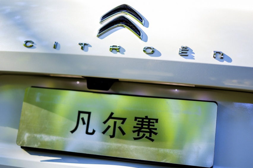 凡尔赛 C5 X新增全新车漆/内饰配色！15万级最值？