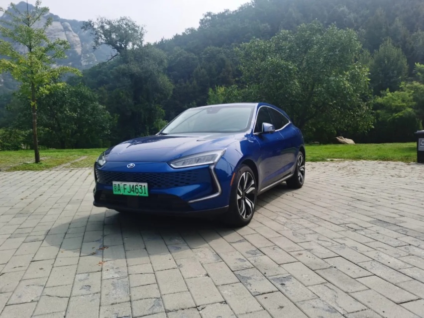 试驾赛力斯SF5，除了背靠华为，它还有什么亮点？