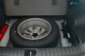 备胎放在底盘下？这些汽车设计太反人类