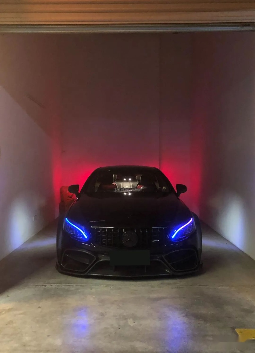 气动姿态风的奔驰AMG C63 Coupe，趴在地上的它显得更加优雅