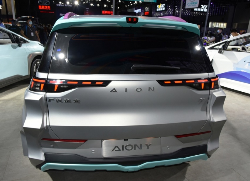 对年轻市场虎视眈眈，埃安推出AION Y赛博电竞版，很吸睛