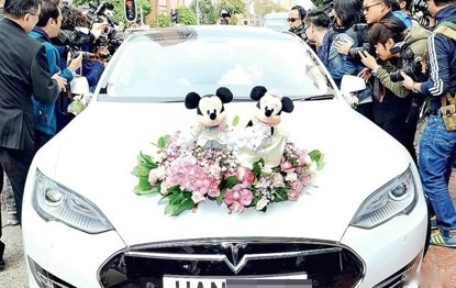 婚前开10万大发，婚后换特斯拉！他赚钱后还送老婆40万宝马！