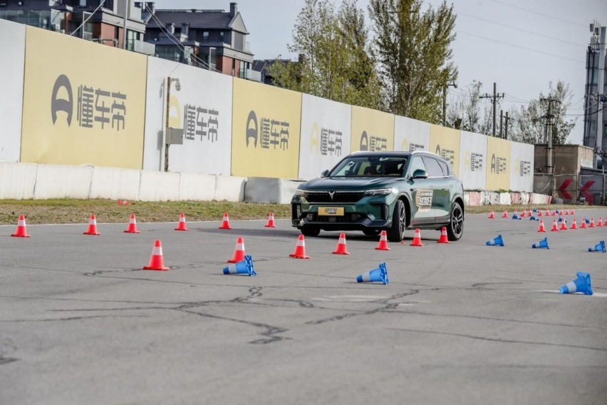 “遥遥领先”不灵了？赛道1V1环节，岚图FREE完胜问界M7