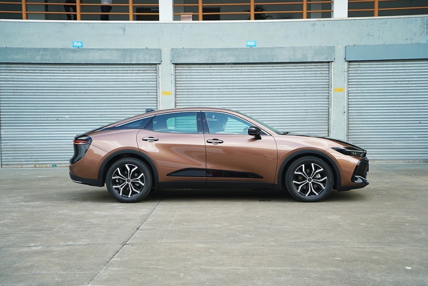 首搭2.4T双擎系统 试驾丰田皇冠 SportCross