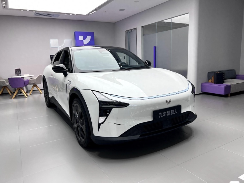 上市不久就降3万 探店实拍极越01 这是台机器人？