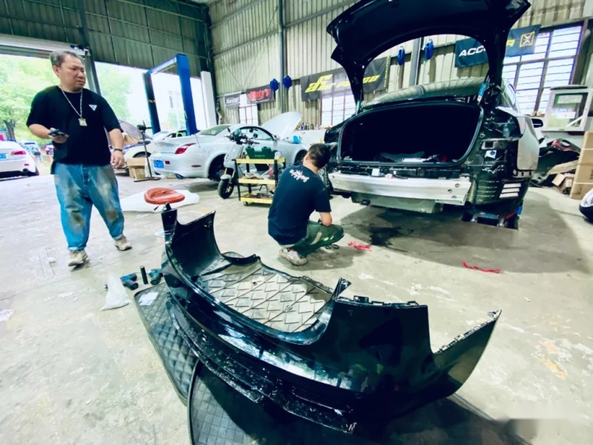 这辆特斯拉Model 3应该刹得住，提车之前刹车改件都准备好了