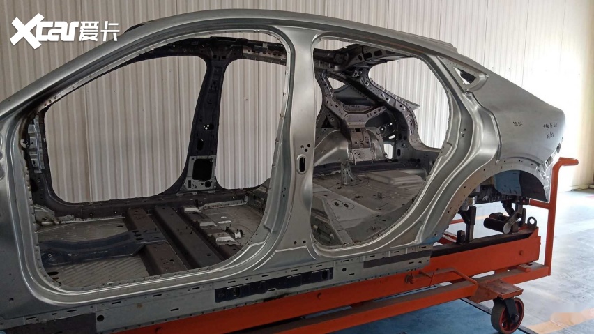 福特Mustang Mach-E白车身，冲压钢板无特点