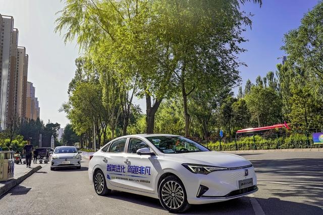 有颜又有料 逸动再进化 青海湖试驾长安新能源逸动E-Life