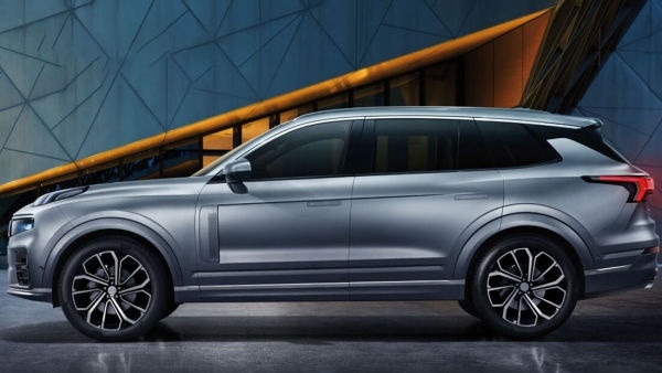 领克09定位中大型SUV，与XC90同平台，全系2.0T