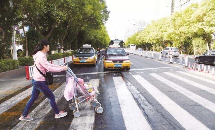 专家再提建议，行人素质太低，“礼让行人”应该取消！车主怎么看
