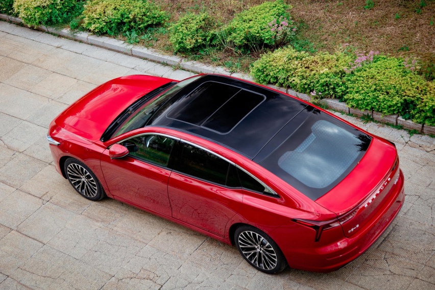 最高性价比的中型车！新款奔腾B70售12.19万 还带流水式尾灯！