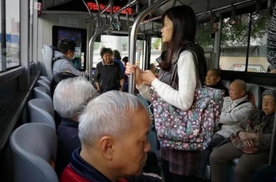 吉林一地早中晚高峰禁止老年人免费乘车？方案已被取消，网友展开热议