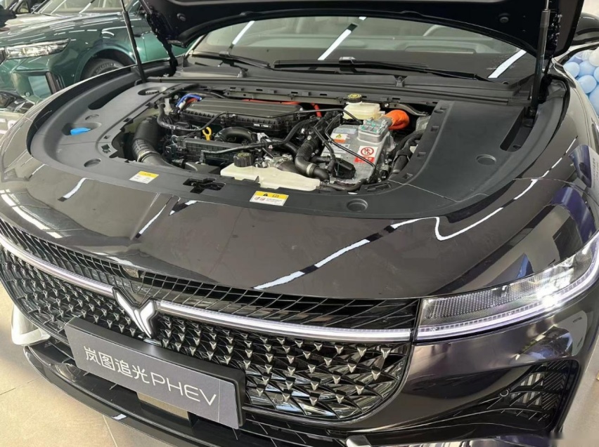 2024款岚图追光PHEV，可预判路况的魔毯悬挂，双电机+1.5T