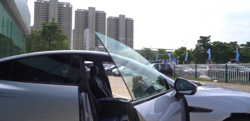 哪吒S真的可以上打Model 3，下踢小鹏P5？让我们一起探个店先！