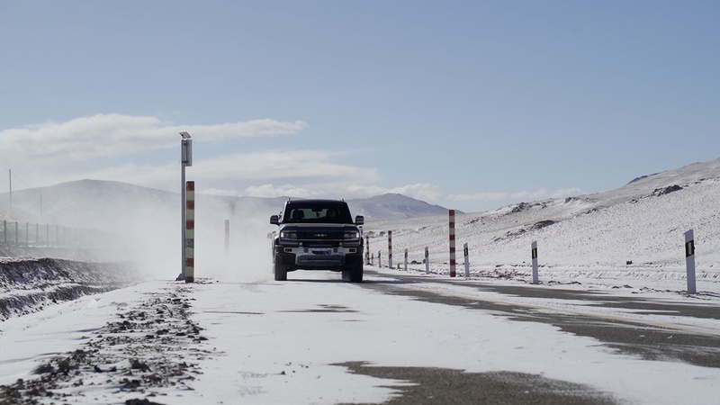 公路旁的雪地上

描述已自动生成