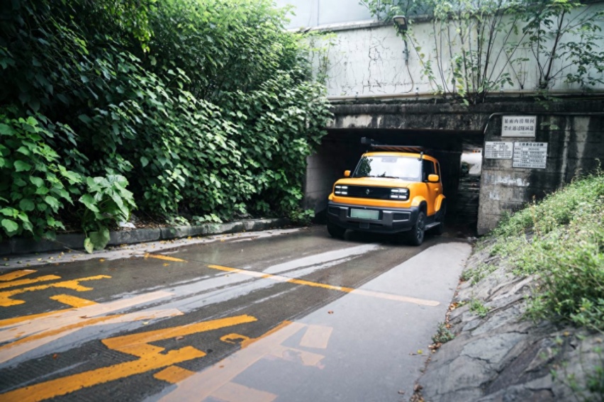 市区开SUV要比轿车方便？宝骏悦也凭借高底盘，感受何为城市越野
