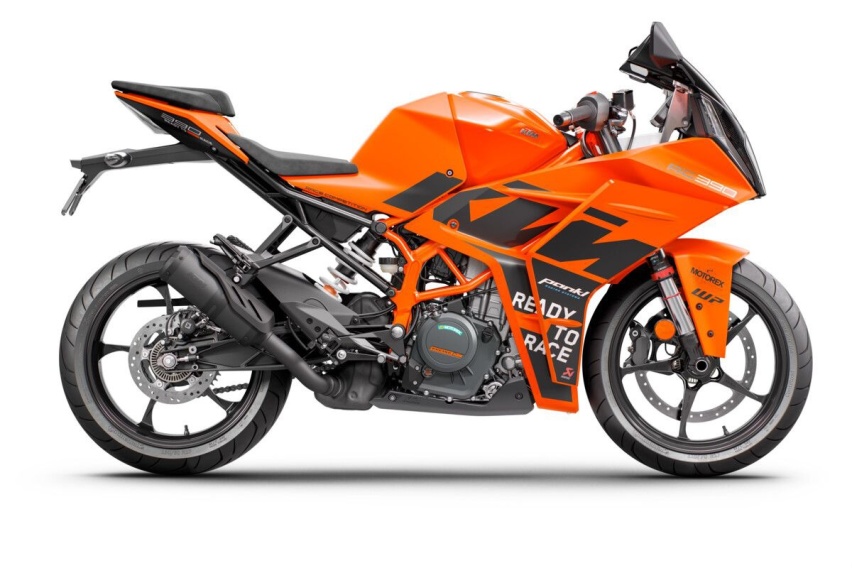熏黑风挡上身，2023 KTM RC390更具科技和运动感