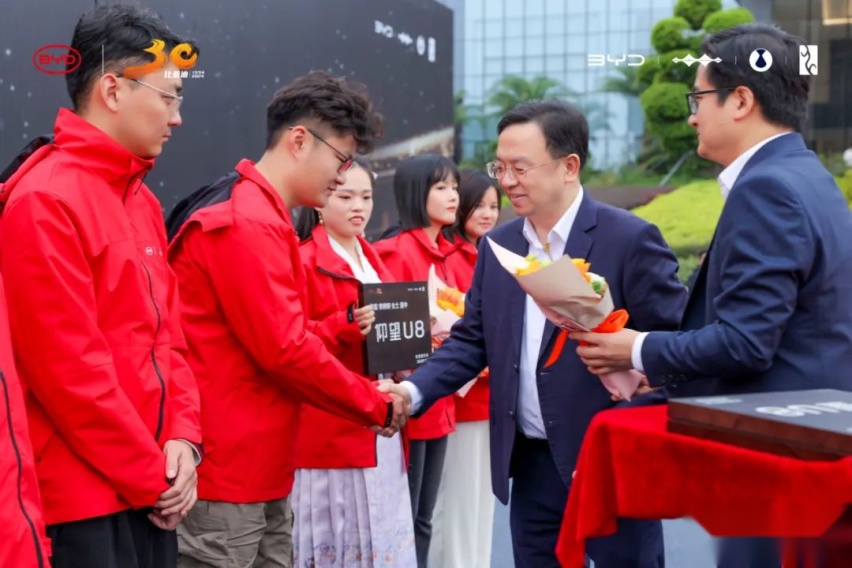 三十周年大奖兑现，比亚迪总裁亲自为幸运儿颁奖