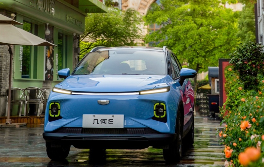 对比哪吒V、smart精灵1号和思皓E40X来看，8万多起的几何E值吗