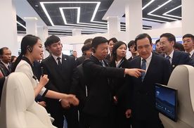 马英九参访比亚迪，感受来自比亚迪的新能源魅力……