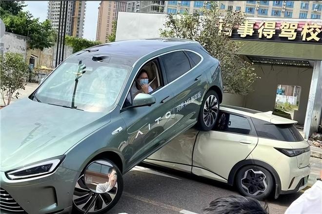 问界M7追尾养护车，AEB又没起作用？