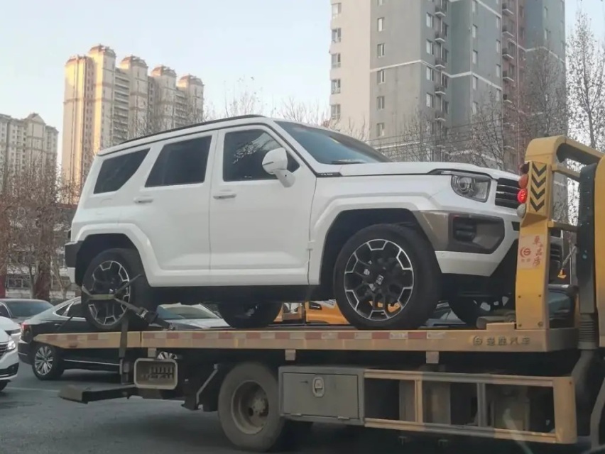 坦克700现身街头实拍 整体黑化比奔驰大G还凶