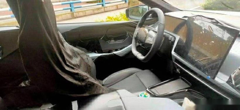 长安深蓝C385实车现身，配无框车门+电动尾翼，续航700km？