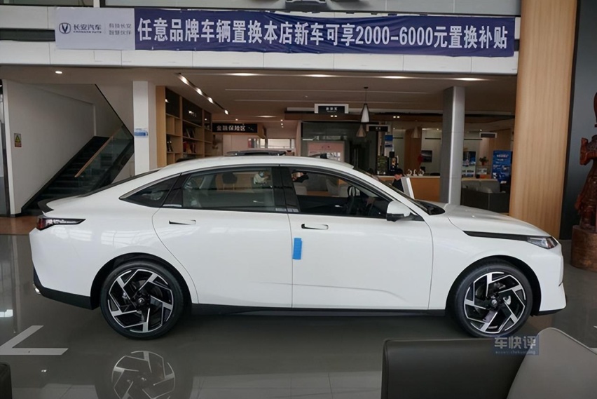 到店实拍长安逸达：不只是车身尺寸大，配置亮点确实不少