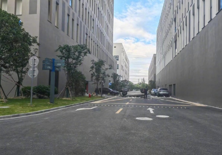 蔚来测试车从办公楼3楼冲出坠落，车内两人送医后不幸身亡