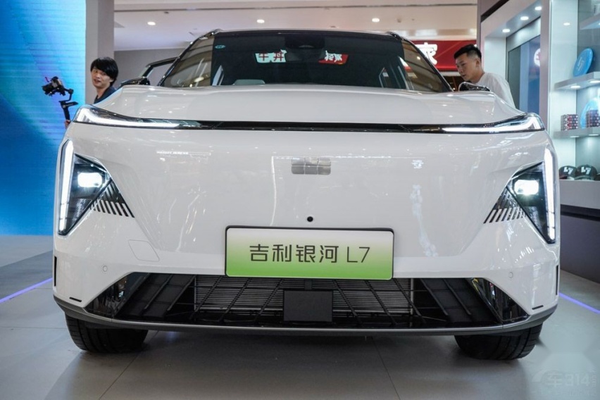 吉利银河L7对比一汽丰田RAV4荣放双擎E+ 差距这么大？