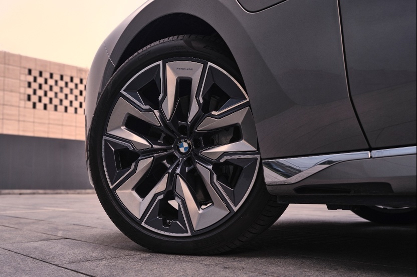 驾控还得是宝马，BMW i7奏响电动时代纯粹驾趣最强音