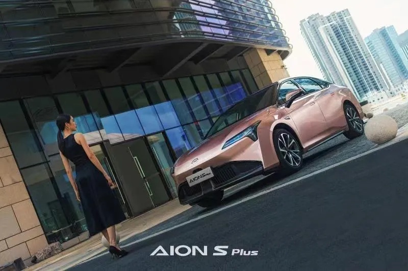 起价13.96万元，续航602km，AION S Plus竟然能用天窗打王者