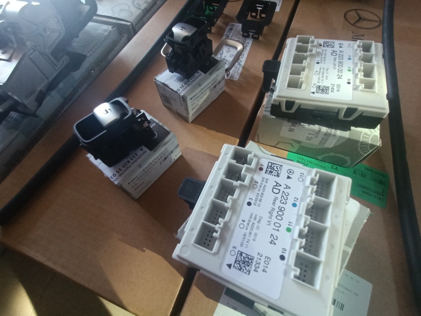 21款迈巴赫S480升级原厂主动环境氛围灯 自动后门 车载冰箱施工详细