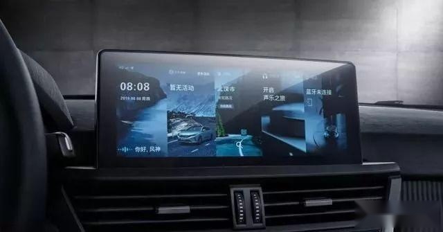 试驾时放开双手双脚吓醒小伙伴,这不是冒险是常规操作