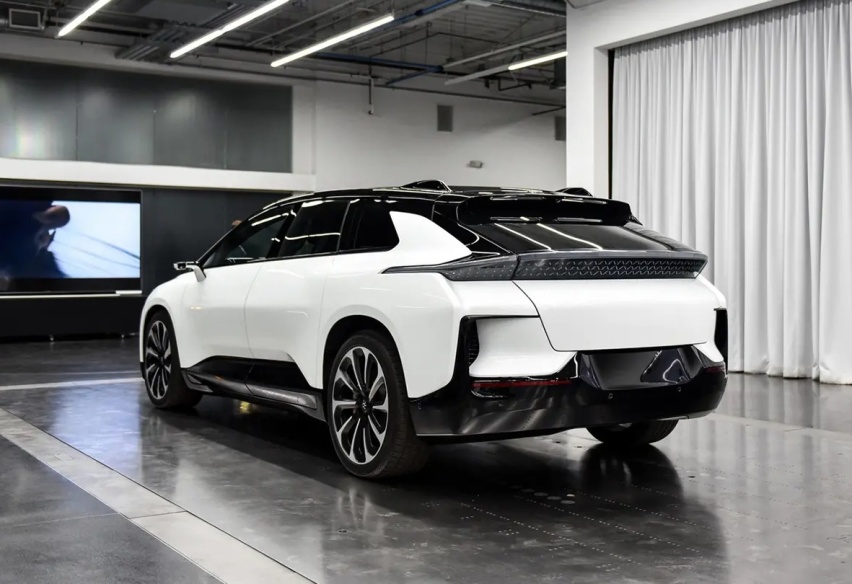 六年前的设计还能打吗？1050马力+700km续航，FF 91首辆量产